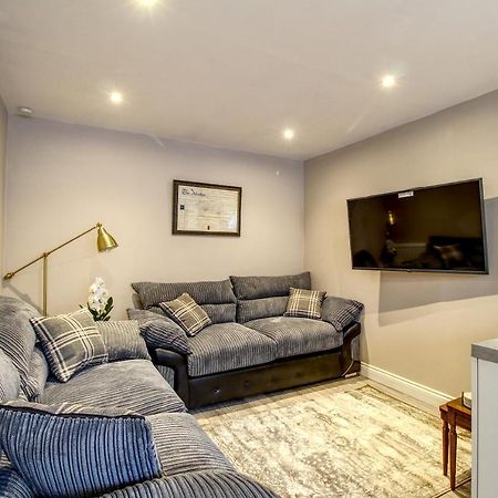 6 Dbl Bed, Central Huddersfield House Inc Parking Kültér fotó