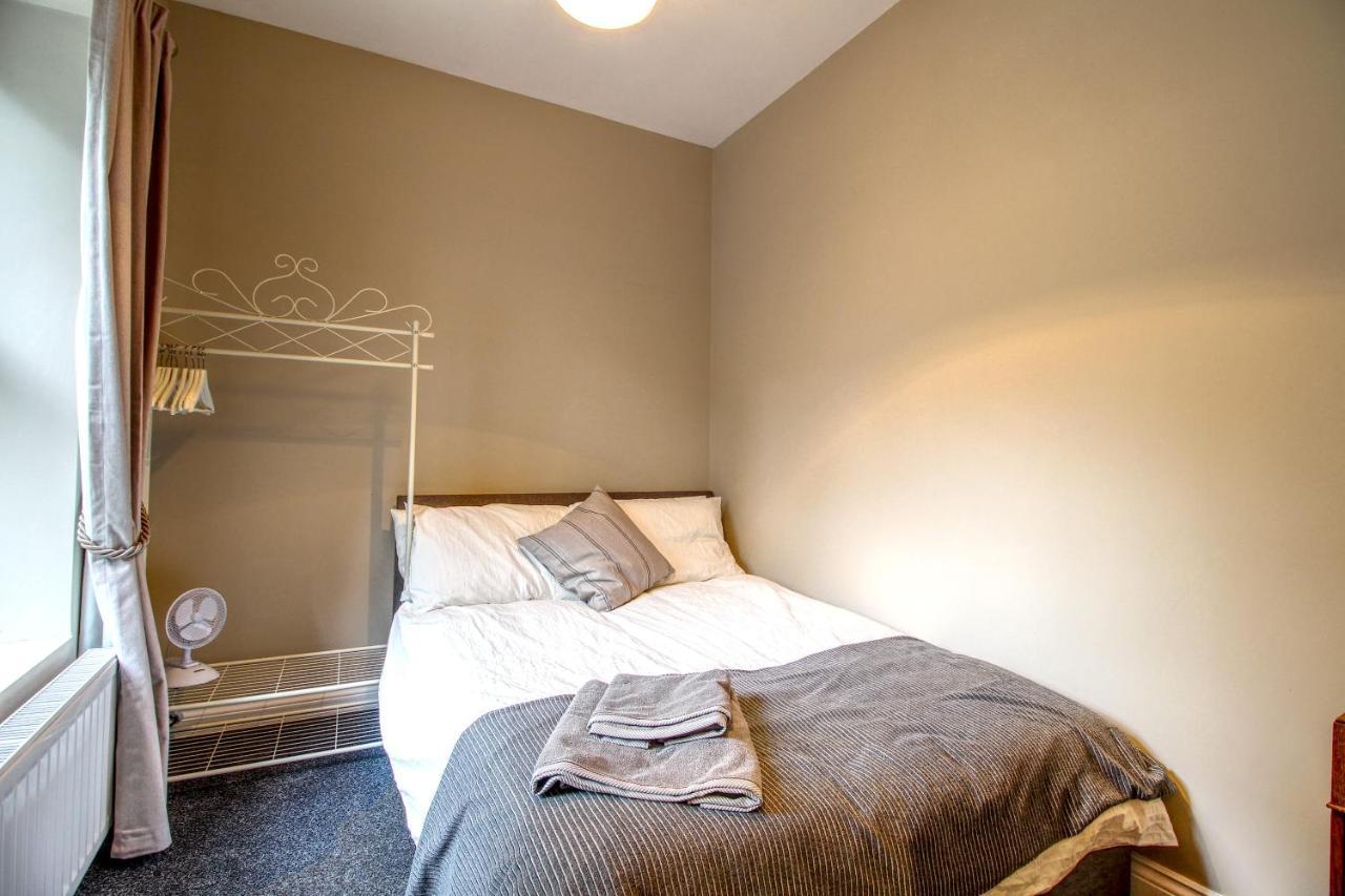 6 Dbl Bed, Central Huddersfield House Inc Parking Kültér fotó
