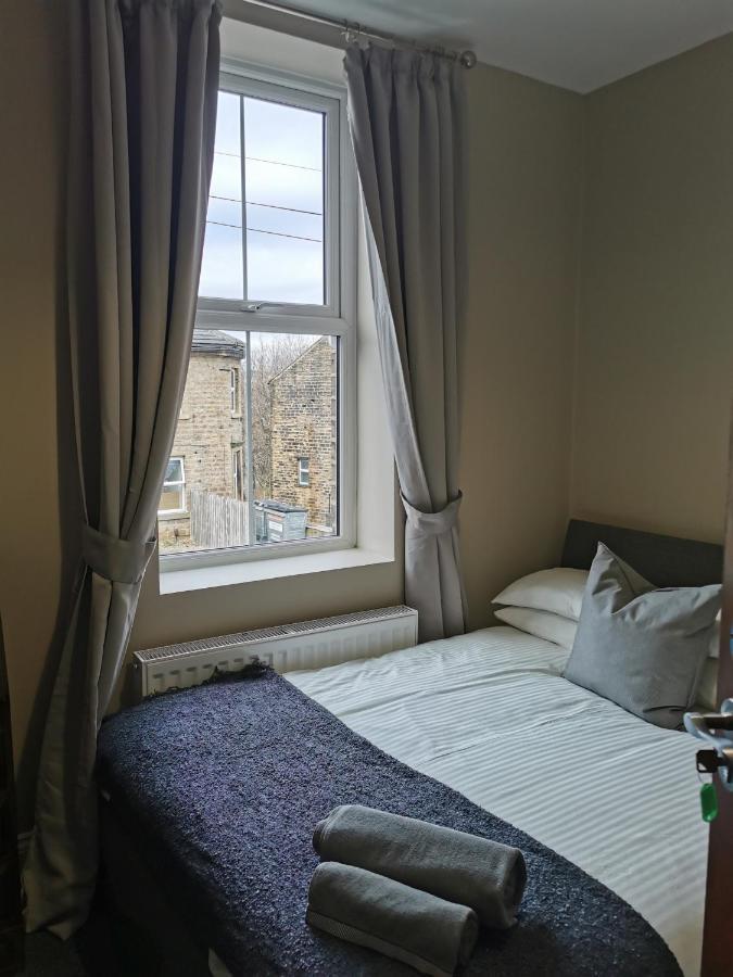 6 Dbl Bed, Central Huddersfield House Inc Parking Kültér fotó
