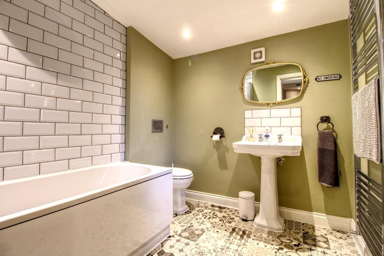 6 Dbl Bed, Central Huddersfield House Inc Parking Kültér fotó